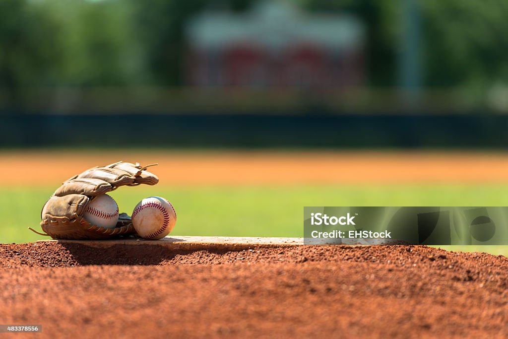 Gant de base-ball et Ballon de Baseball sur pitchers mound - Photo de Balle de baseball libre de droits