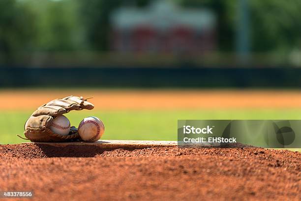 Photo libre de droit de Gant De Baseball Et Ballon De Baseball Sur Pitchers Mound banque d'images et plus d'images libres de droit de Balle de baseball