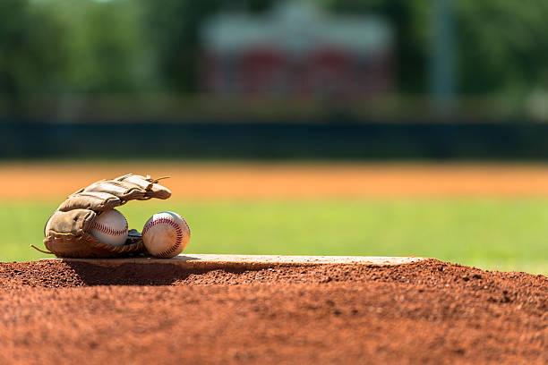 бейсбольная mitt и baseballs на питчеров mound - scoreboard baseballs baseball sport стоковые фото и изображения