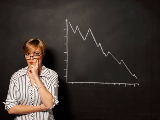 mujeres de negocio con una pizarra de pensamiento - organization chart decisions business business person fotografías e imágenes de stock