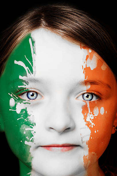 세로는 젊은 아일랜드 여자아이 - republic of ireland flag human face irish culture 뉴스 사진 이미지