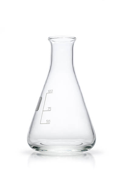 vide erlenmeyer fiole conique-isolé sur fond blanc - laboratory glassware beaker flask glass photos et images de collection