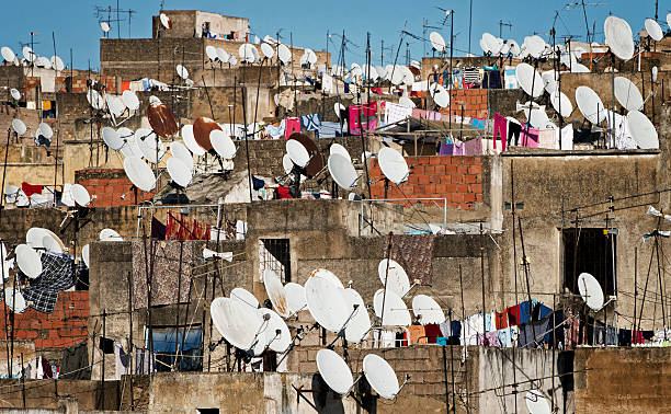 telhado cena de fes, marrocos - television aerial roof antenna city imagens e fotografias de stock