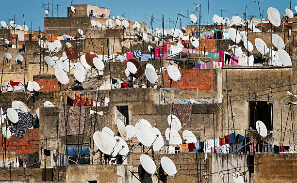 на сцене в fes, марокко - satellite dish television aerial television house стоковые фото и изображения
