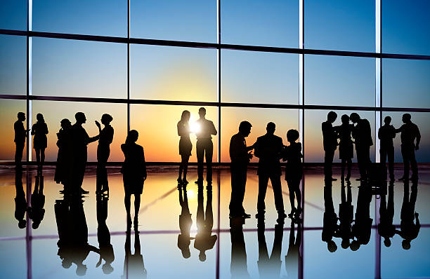 diversité de femmes d'affaires travaillant dans le bureau international - reflection businessman business telephone photos et images de collection