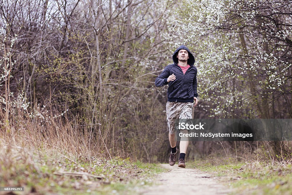 Jogging nel bosco - Foto stock royalty-free di 20-24 anni