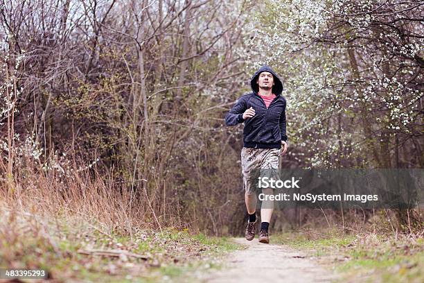 Jogging Nel Bosco - Fotografie stock e altre immagini di 20-24 anni - 20-24 anni, Abbigliamento sportivo, Adulto