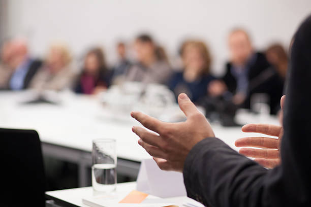 hombre tener la presentación del seminario - seminar asking business meeting fotografías e imágenes de stock