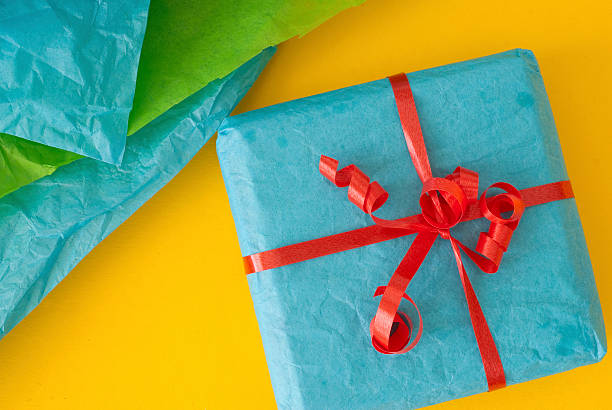 kleine bunte geschenke - wrapping gift christmas wrapping paper stock-fotos und bilder