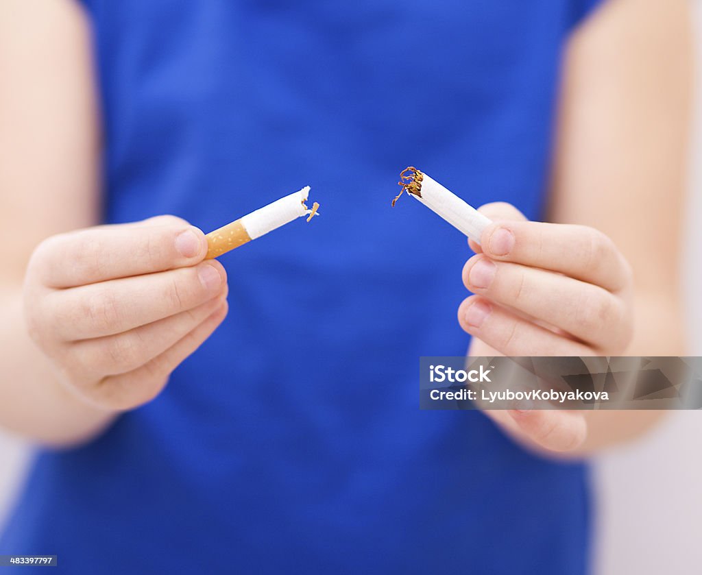 Jovem garota é quebrando o cigarro - Foto de stock de Cabelo Castanho royalty-free