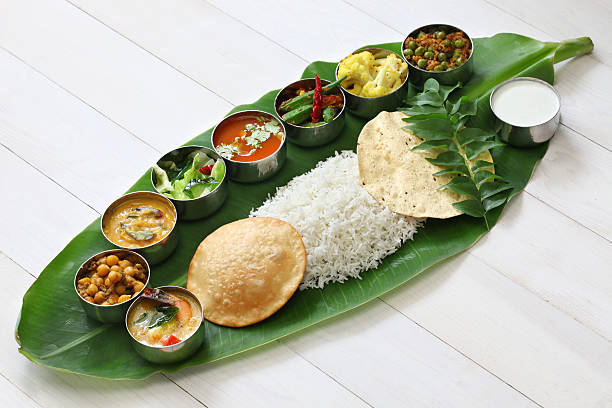 남왕 인도어 식사 바나나 리프 - south india 뉴스 사진 이미지