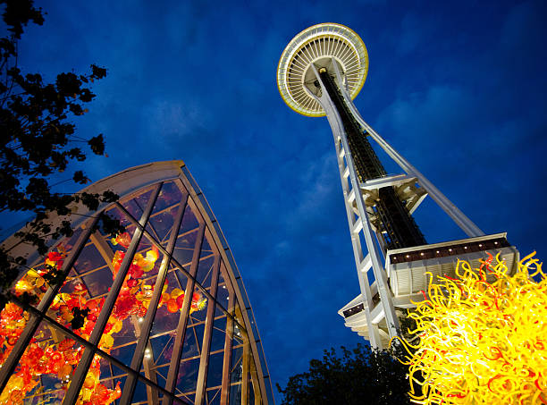 チフーリの彫刻やシアトルのスペースニードル - space needle ストックフォトと画像