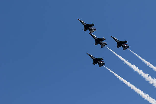 usaf thunderbirds ます。 - teamwork flying fighter plane airshow ストックフォトと画像