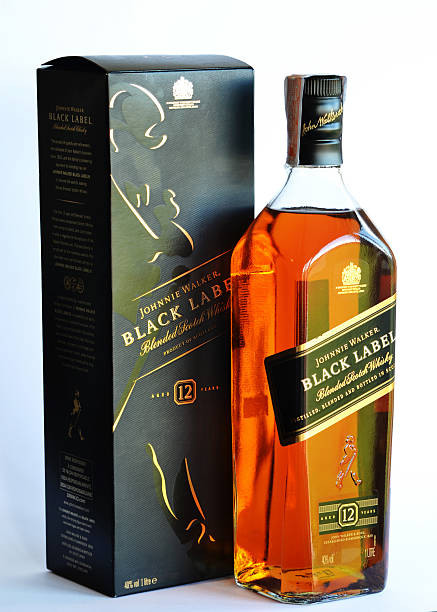whisky johnnie walker black label, bouteille et la boîte. - johnnie walker scotch whisky whisky alcohol photos et images de collection