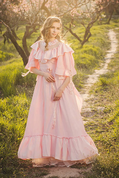 hermosa mujer en el jardín de flor abriéndose - single lane road footpath flower formal garden fotografías e imágenes de stock