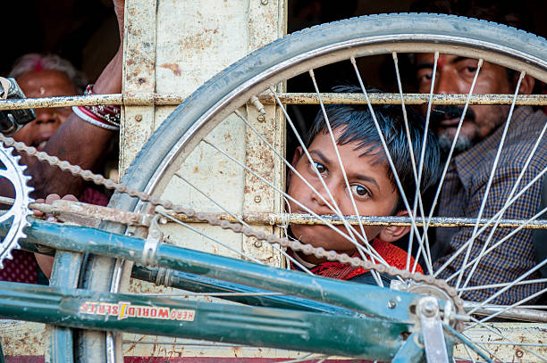 indian garçon regardant par la fenêtre de train - janakpur photos et images de collection