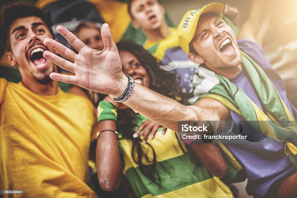 Gruppe von brasilianische Fan im Stadion - Lizenzfrei Arme hoch Stock-Foto