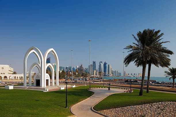 doha, katar: recreational parks sind alltag in der hauptstadt - museum of islamic art doha stock-fotos und bilder