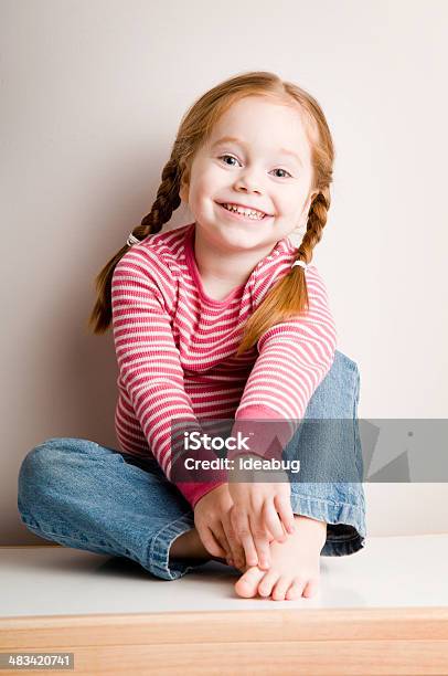 Happy Little Pelirrojo Sonriendo Sweetly Foto de stock y más banco de imágenes de 2-3 años - 2-3 años, Alegre, Alegría