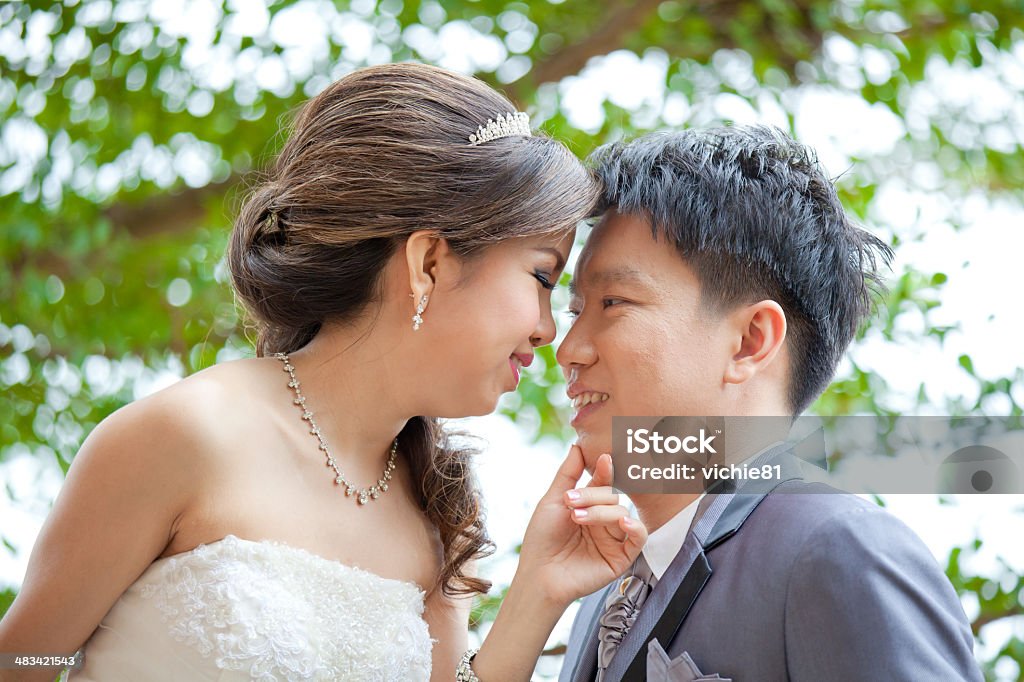 Couple de jeunes mariés - Photo de Adulte libre de droits