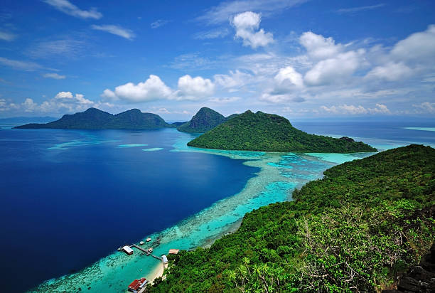 malowniczy widok tropikalnej wyspy bohey dulang semporna, sabah - vibrant color mountain bay beach zdjęcia i obrazy z banku zdjęć