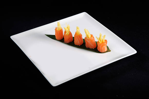 rollos de salmón - prepared shrimp skewer rice prepared fish fotografías e imágenes de stock