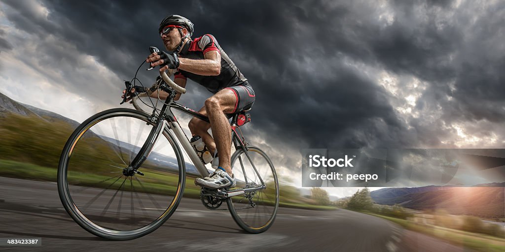 Radfahrer reiten zu am Spieltag jedes Laufduell gegen Storm - Lizenzfrei Radfahren Stock-Foto