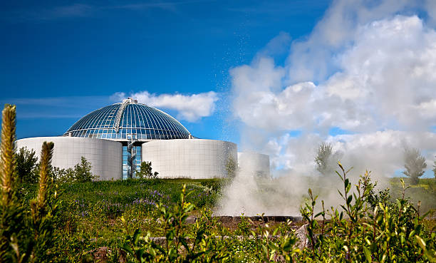 die perlan und kleine-geysir - iceland hot spring geothermal power station geyser stock-fotos und bilder