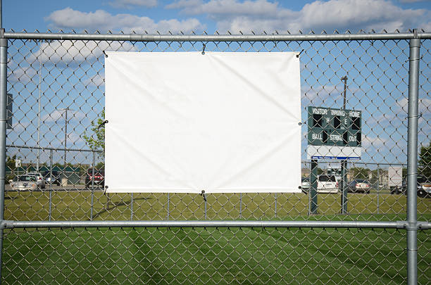 vide bannière sur une clôture de baseball - scoreboard baseballs baseball sport photos et images de collection