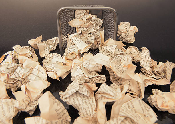 istock Wastepaper basket with wrinkled paper 483425755