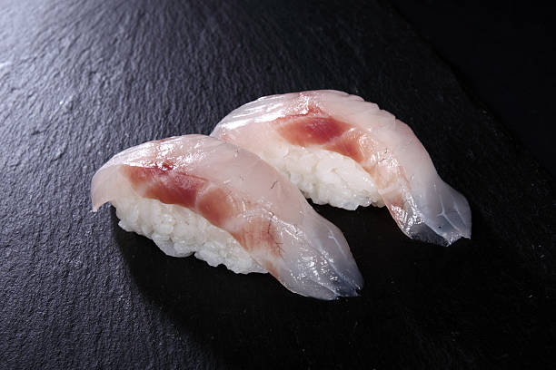 두 스시 슬레이트 - prepared shrimp skewer rice prepared fish 뉴스 사진 이미지