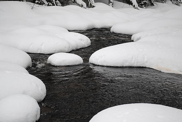 rivière en hiver  - reflection water snow river photos et images de collection
