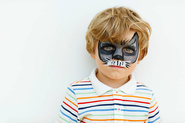 petit enfant garçon avec visage peint comme animal - face paint child animal little boys photos et images de collection