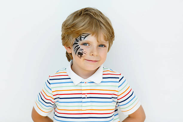 小さなお子様の少年、フェイスペイントのクモの巣 - face paint child animal little boys ストックフォトと画像