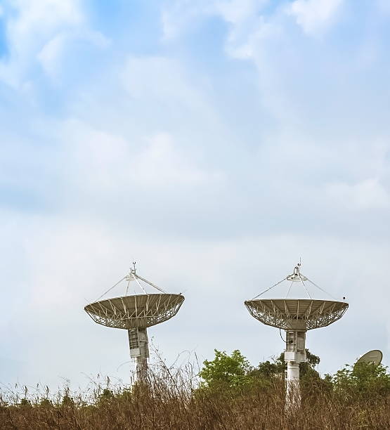 Dwa duże Antena satelitarna z piękne chmury – zdjęcie