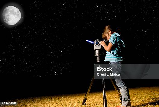 Foto de Monn Procurando e mais fotos de stock de 6-7 Anos - 6-7 Anos, Astronomia, Azul