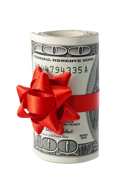 wad de l'argent avec rouge bow - currency perks gift bow photos et images de collection