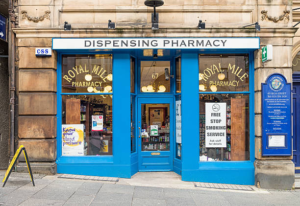 аптека в эдинбурге - quit scene стоковые фото и изображения