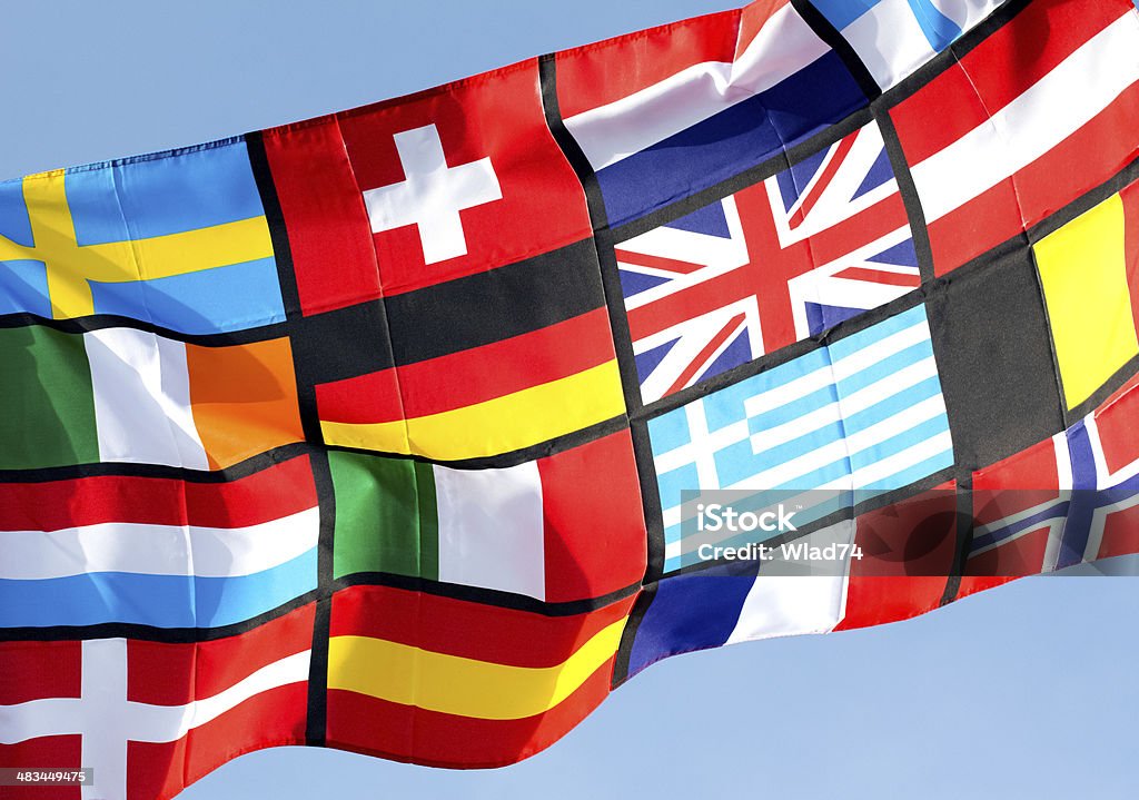 Películas de Pan bandeira europeia contra o céu azul - Foto de stock de Bandeira da Comunidade Européia royalty-free