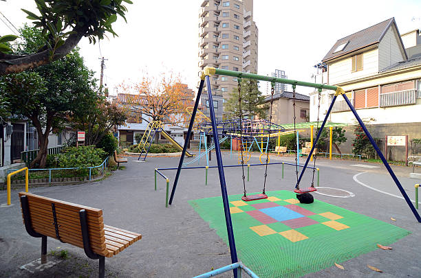 お子様用プレイグラウンドで東京の街 - 屋外遊具 ストックフォトと画像