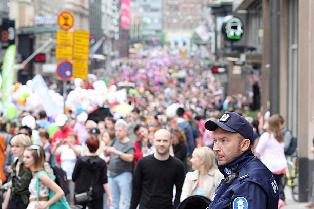 policeman na cło podczas parady gejów - cło zdjęcia i obrazy z banku zdjęć