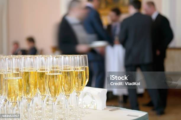 Champagner Für Teilnehmer Von Meetings Stockfoto und mehr Bilder von Feier am Arbeitsplatz - Feier am Arbeitsplatz, Büfett, Eingangshalle - Wohngebäude-Innenansicht