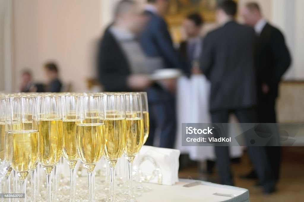 Champanhe para os participantes da reunião de negócios. - Foto de stock de Festa de escritório royalty-free