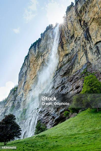 Cataratas De Staubbach No Lauterbrunnen Vale Suíça - Fotografias de stock e mais imagens de Cascata