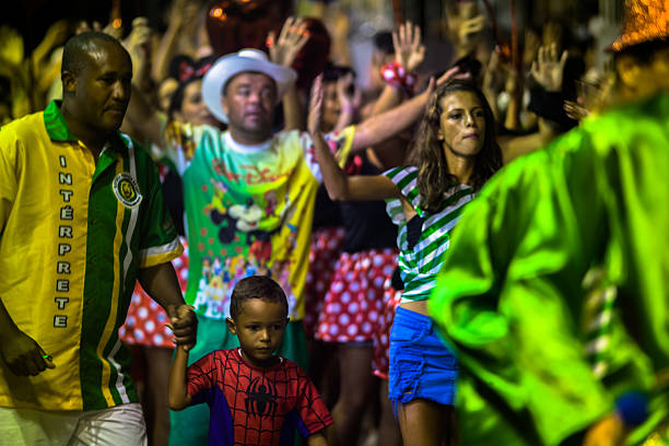 브라질리안 사육제 street, 몇 명의 사람들이 댄스/regional2014 - regional2014 뉴스 사진 이미지