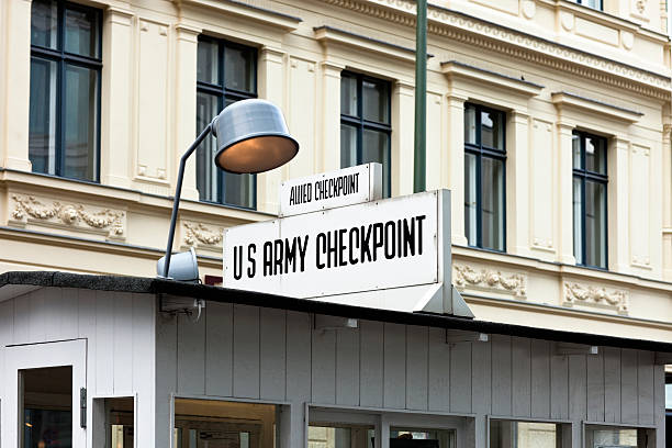 berlin-checkpoint charlie - west berlin stock-fotos und bilder