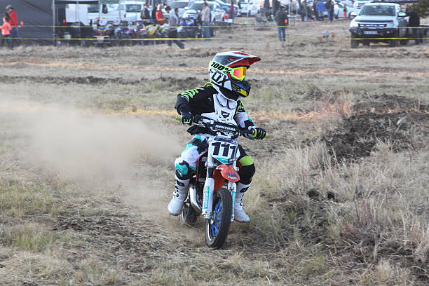 encontrará roja rider avanzado de pista en miniatura roja. - action off road vehicle motocross cycle fotografías e imágenes de stock