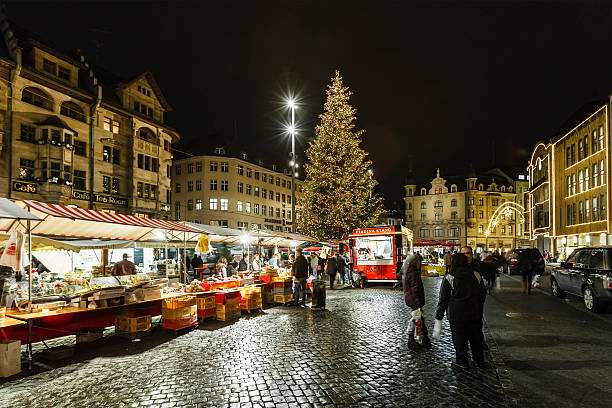 weihnachten in basel, schweiz - weihnachtsmarkt basel stock-fotos und bilder