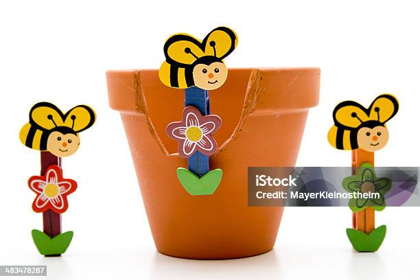 Photo libre de droit de Abeilles En Bois Avec Un Pot De banque d'images et plus d'images libres de droit de Abeille - Abeille, Abeille menuisière, Capitule