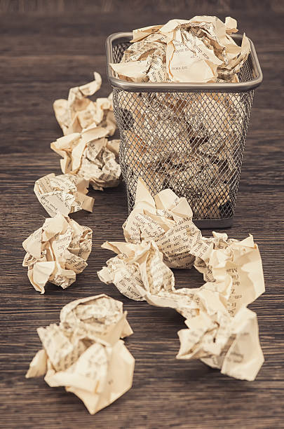 istock Wastepaper basket with wrinkled paper 483478445